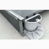 Profil Metalic Pentru Inchidere Treapta Line Plane 1.2 ml – detaliu, profil metalic pe piedestal reglabil, terasa suspendata