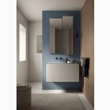 Mozaic Listello Tratto Nuances Avorio 20x120 cm – ambient baie, baie moderna cu perete albastru si mobilier lemn
