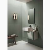Mozaic Listello Tratto Nuances Salvia 20x120 cm – ambient baie, baie moderna cu placi verzi striate pe perete