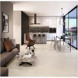 Gresie Via Appia White Mat 120x120 cm – ambient living, living modern open space cu bucatarie si masa dining, pe pardoseala