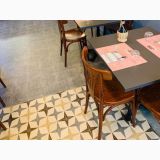 Gresie Decorata London Mayfair 20x20 cm – ambient comercial, restaurant cu gresie decorativa geometrica langa mese lemn, pe pardoseala