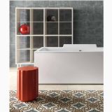 Gresie London LD 2 Ciano 20x20 cm – ambient baie, baie moderna cu cada, raft alb si taburet rosu, pe pardoseala