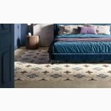Gresie London LD 5 Grigio 20x20 cm – ambient dormitor, dormitor cu pat catifea albastra si covor patchwork, pe pardoseala
