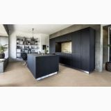 Parchet SPC Kahrs Perception- Click 6 mm Chevron – ambient living, bucatarie moderna cu insula neagra si parchet chevron, pe pardoseala