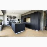Parchet SPC Kahrs Fusion - Click 6 MM Chevron – ambient living, bucatarie deschisa cu insula neagra si parchet chevron, pe pardoseala