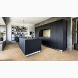 Parchet SPC Kahrs Vision - Click 6 mm Chevron – ambient bucatarie, bucatarie moderna cu insula neagra si pardoseala chevron