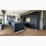 Parchet SPC Kahrs Intention - Click 6 MM Chevron – ambient bucatarie, bucatarie moderna cu insula neagra si parchet chevron, pe pardoseala