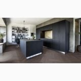 Parchet SPC KAHRS TONGASS HERRINGBONE 120 x 720 x 5 mm – ambient bucatarie, bucatarie moderna cu insula neagra si parchet in herringbone, pe pardoseala
