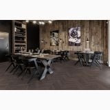 Parchet SPC KAHRS TONGASS HERRINGBONE 120 x 720 x 5 mm – ambient comercial, restaurant cu mese negre si pardoseala imitatie lemn herringbone