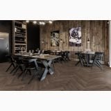 Parchet SPC KAHRS SAXON HERRINGBONE 120 x 720 x 5 mm – ambient comercial, restaurant cu mese negre si pardoseala parchet herringbone