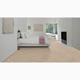 Parchet SPC Kahrs Perception- Click 6 mm Herringbone – ambient dormitor, dormitor alb cu pat si parchet herringbone deschis, pe pardoseala