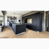 Parchet SPC Kahrs Vision - Click 6 mm Herringbone – ambient bucatarie, bucatarie moderna cu insula neagra si parchet herringbone, pe pardoseala