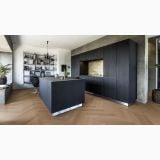 Parchet SPC Kahrs Intention - Click 6 mm Herringbone – ambient bucatarie, bucatarie moderna cu insula neagra si parchet herringbone, pe pardoseala