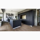 Parchet Kahrs SPC SAREK CLICK 172 x 1210 x 5 mm – ambient bucatarie, bucatarie moderna cu insula neagra si pardoseala lemn