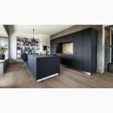 Parchet SPC Kahrs SPREEWALD CLICK XXL 220 x 1829 x 6 mm – ambient bucatarie, bucatarie moderna cu insula neagra si parchet maro, pe pardoseala