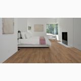 Parchet Kahrs SAHAM CLICK XXL 220 x 1829 x 6 mm – ambient dormitor, dormitor alb cu pat, pardoseala parchet nuanta maro