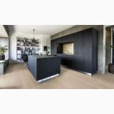 Parchet SPC Kahrs Perception - Click 6 mm – ambient bucatarie, bucatarie moderna cu insula neagra si parchet deschis, pe pardoseala