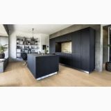 Parchet SPC Kahrs Vision- Click 6 mm – ambient bucatarie, bucatarie moderna cu insula neagra si pardoseala lemn deschis