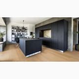 Parchet SPC Kahrs Illusion- Click 6 mm – ambient bucatarie, bucatarie moderna cu insula neagra si parchet stejar, pe pardoseala