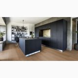 Parchet SPC Kahrs Intention- Click 6 mm – ambient bucatarie, bucatarie moderna cu insula neagra si mobilier negru mat, pe pardoseala