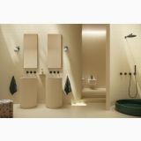 Gresie Nuances Luce Mat 80x80 cm – ambient baie, baie minimalista bej cu lavoare cilindrice si cada verde, pe pardoseala si perete