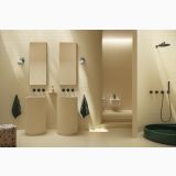 Lastra Gresie Nuances Luce Mat 120x280x0.6 cm – ambient baie, baie eleganta bej cu lavoare cilindrice si cada verde, pe pardoseala si perete