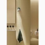 Gresie Nuances Luce Mat 80x80 cm – ambient baie, baie beige cu faianta mica, prosop verde, lavoar curbat, pe perete