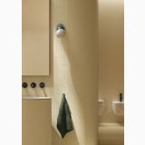 Lastra Gresie Nuances Luce Mat 120x280x0.6 cm – ambient baie, baie minimalista galbena cu faianta mica, prosop verde, aplica, pe perete