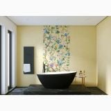 Gresie Nuances Luce Mat 120x120 cm – ambient baie, baie eleganta cu cada neagra si perete floral pictat, pe pardoseala