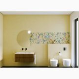 Lastra Gresie Nuances Luce Mat 120x280x0.6 cm – ambient baie, baie eleganta cu perete galben si tapet floral