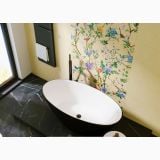 Gresie Nuances Luce Mat 80x80 cm – ambient baie, baie moderna cu cada freestanding neagra si tapet floral, pe pardoseala