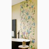 Gresie Nuances Luce Mat 120x120 cm – ambient baie, baie eleganta cu cada neagra si perete floral, pe pardoseala