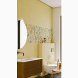 Gresie Nuances Luce Mat 80x80 cm – ambient baie, baie galbena cu tapet floral si obiecte sanitare albe, pe pardoseala