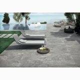 Gresie de exterior Stone Plan Vals Bianca Antislip Mat 40x120x2 cm – ambient piscina, terasa gresie gri langa piscina infinit, sezlonguri, pe pardoseala