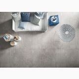 Gresie de exterior Stone Plan Luserna Grigia Antislip Mat 40x120x2 cm – ambient living, canapea alba, masute lemn, pardoseala gri texturata