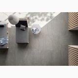 Gresie de exterior Stone Plan Luserna Grigia Antislip Mat 40x120x2 cm – ambient living, vedere de sus living cu canapea si masuta rotunda, pe pardoseala
