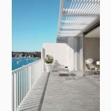 Gresie de exterior Stone Plan Vals Bianca Antislip Mat 40x120x2 cm – ambient terasa, terasa gri cu vedere la mare, mobilier alb, pe pardoseala