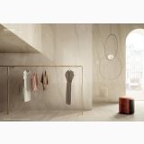 Gresie Calacatta Mont Blanc Mat 60x120 cm – ambient comercial, boutique cu perete marmura, cuier auriu, rochii, pardoseala asortata