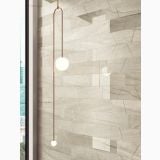 Gresie Calacatta Mont Blanc Lucios 60x120 cm – ambient living, perete placat cu gresie, lampi suspendate, vedere geam