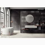 Gresie Pietra Grey Lucios 120x120 cm – ambient baie, baie eleganta cu cada rotunda si perete marmurat