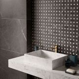 Gresie Pietra Grey Lucios 120x120 cm – ambient baie, baie cu lavoar marmura, perete mozaic si blat gresie, pe pardoseala