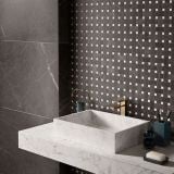 Gresie Pietra Grey Lucios 60x60 cm – ambient baie, baie moderna cu chiuveta marmura si perete mozaic