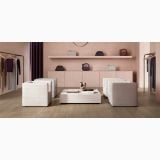 Gresie Imitatie Lemn Essence Select Mandorla Mat 20x120 cm – ambient comercial, showroom roz cu fotolii albe si podea lemn, pe pardoseala
