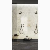 Gresie Calacatta Gold Lucios Periat 60x120 cm – ambient baie, baie eleganta cu perete marmorat si dusuri suspendate
