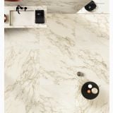 Gresie Calacatta Gold Lucios 160x320x0,6 cm – ambient bucatarie, pardoseala marmorata vazuta de sus, langa chiuveta
