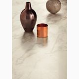 Gresie Calacatta Gold Mat 60x120 cm – ambient, pardoseala marmurata cu vaza si obiecte decorative cupru