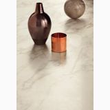 Gresie Calacatta Gold Lucios Vena Continua 120x280x0,6 cm – vas maro si cilindru cupru pe suprafata marmorata
