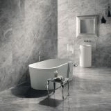 Gresie Orobico Grey Mat 60x60 cm – ambient baie, baie moderna cu cada freestanding si pereti gri marmorati, pe pardoseala si perete