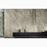 Lastra Gresie Orobico Grey Lucios 120x280x0,6 cm – ambient living, living modern cu perete marmura si mobilier negru