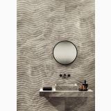 Lastra Gresie Orobico Grey Lucios 120x280x0,6 cm – ambient baie, perete ondulat gri, oglinda rotunda, chiuveta suspendata marmura